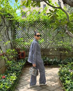 PHOTO: करिश्मा कपूरने लाल ड्रेसमध्ये केला कहर, वयाच्या 48 व्या वर्षीही दिसतेय हॉट!