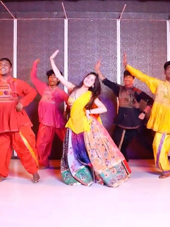 जन्नत जुबैर ने घाघरा-चोली पहनकर किया गरबा