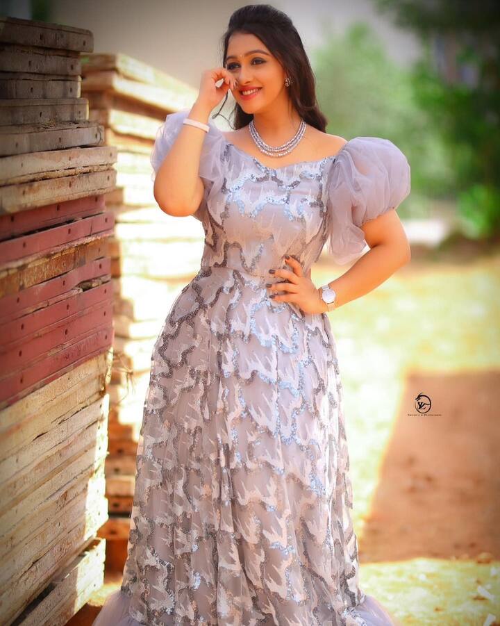 బుల్లితెర నటి నవ్యస్వామి అన్నయ్యనే ఐశ్వర్య పెళ్లిచేసుకుంది. ఇద్దరం వదిన, ఆడపడుచులు కాకుండా ఫ్రెండ్స్లా ఉంటాం అంటుంది. పెళ్లి తర్వాత కూడా పర్సనల్ లైఫ్, కెరీర్ బ్యాలెన్స్ చేసుకుంటూ దూసుకుపోతోంది ఐశ్వర్య.