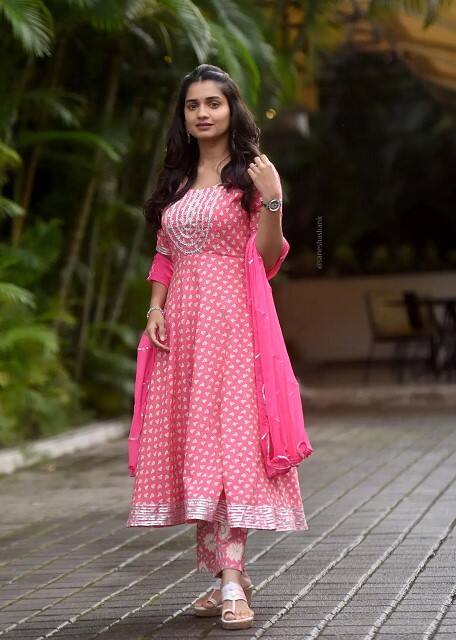 हृताच्या या लूकला नेटकऱ्यांची पसंती मिळाली आहे.