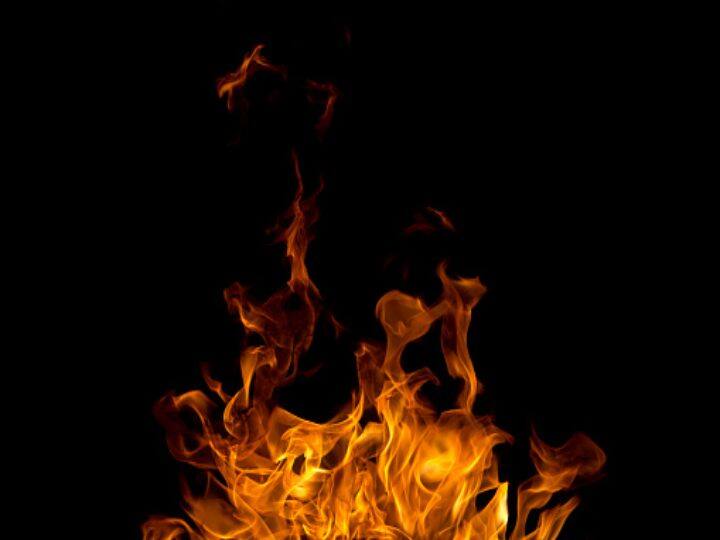 Fire in house due to air leakage of domestic cylinder Pune Fire News: घरगुती सिलेंडरमधून वायू गळती होऊन स्फोट; महिला जखमी, घरातील वस्तूंचं मोठं नुकसान