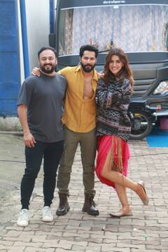 Bhediya के सेट से सामने आईं तस्वीरें, कृति सेनन के डिसेंट लुक के साथ दिखा वरुण धवन का कूल अंदाज...