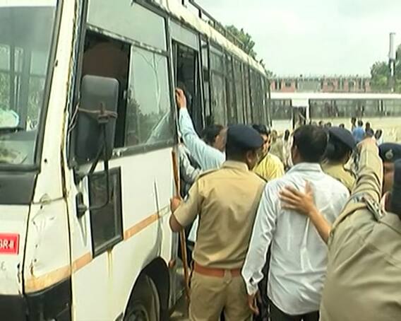 गुजरात: मोदी के दौरे से पहले आंदोलन खत्म करने को सरकार सक्रिय, गांधीनगर में रुके स्वास्थ्यकर्मी, पुलिस के पास से वाहन गायब गुजरात: मोदी के दौरे से पहले आंदोलन खत्म करने को सरकार सक्रिय, गांधीनगर में रुके स्वास्थ्यकर्मी, पुलिस के पास से वाहन गायब
