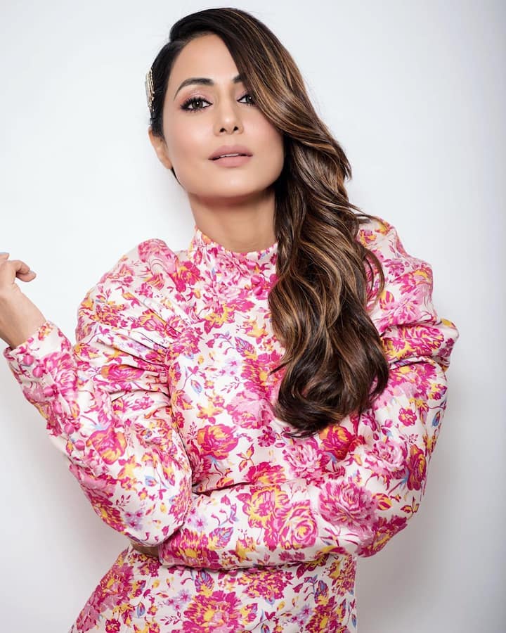 हिना खान ने वैसे तो छोटे पर्दे को छोड़ अब बॉलीवुड की तरफ रुख कर लिया है. लेकिन उनके फैंस अभी भी छोटे पर्दे पर उनकी वापसी का इंतजार कर रहे हैं.