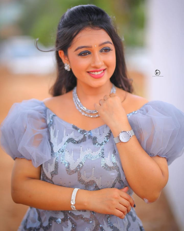 బెంగళూరులో పుట్టి పెరిగింది ఐశ్వర్య. చిన్నప్పుడే తండ్రి వదిలేసి తల్లిని వ‌దిలేసి వెళ్లిపోయాడు. ఐశ్వర్య వాళ్ల అమ్మ హెల్త్ వ‌ర్క‌ర్‌గా ప‌ని చేసేది. అందుకే ఆయుర్వేదం డాక్ట‌ర్ కావాల‌ని క‌ల‌లు క‌న్న‌ది. కానీ అమ్మ పడే కష్టం అర్థమై చదువుకి స్వస్తి చెప్పి పదో తరగతిలో ఉన్నప్పుడే నటనపై ఆసక్తి పెంచుకుంది. ఆడిషన్లకు వెళ్లి మెప్పించిన ఐశ్వర్య ప్రస్తుతం పలు సీరియల్స్ తో మెప్పిస్తోంది.