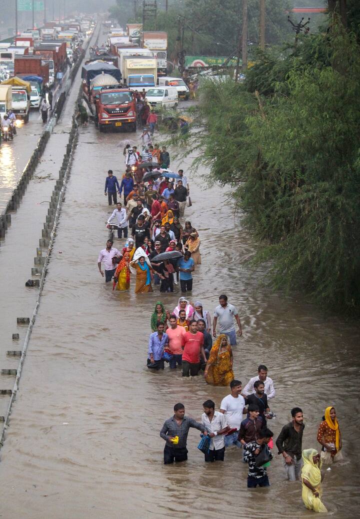 इस दौरान लोगों को पानी से लबालब भरी सड़कों को पार कर अपने घरों तक जाना पड़ा.