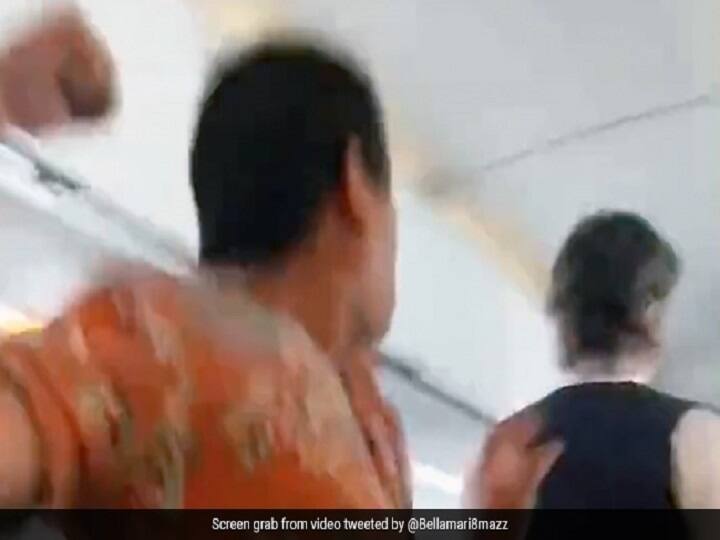 Video American Airlines Passenger Punches Flight Attendant After Argument Watch Video : விமானத்தில் நடுவானில் சண்டை..! போகவிட்டு பொடனியில் அடித்த பயணி..! வைரலாகும் வீடியோ