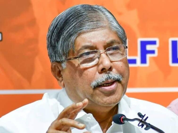 bjp leader Chandrakant Patil criticism  On shiv sena leader  Aaditya Thackeray जनआक्रोश यात्रा काढून आदित्य ठाकरे स्वतःच्या पायावर कुऱ्हाड मारत आहेत; चंद्रकांत पाटलांचा हल्लाबोल 