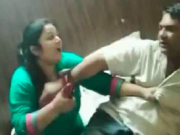 Viral video: Fuming woman beats husband with slippers after she catches him with his lover in Agra hotel Watch Video : கள்ளக்காதலியுடன் சுற்றித்திரிந்த கணவன்...! செருப்பாலே அடித்த மனைவி..! வைரல் வீடியோ பின்னணி என்ன..?