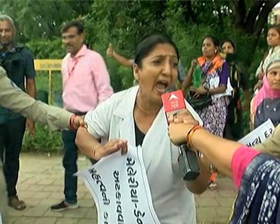 गुजरात: मोदी के दौरे से पहले आंदोलन खत्म करने को सरकार सक्रिय, गांधीनगर में रुके स्वास्थ्यकर्मी, पुलिस के पास से वाहन गायब गुजरात: मोदी के दौरे से पहले आंदोलन खत्म करने को सरकार सक्रिय, गांधीनगर में रुके स्वास्थ्यकर्मी, पुलिस के पास से वाहन गायब