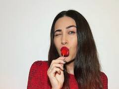 PHOTO: करिश्मा कपूरने लाल ड्रेसमध्ये केला कहर, वयाच्या 48 व्या वर्षीही दिसतेय हॉट!