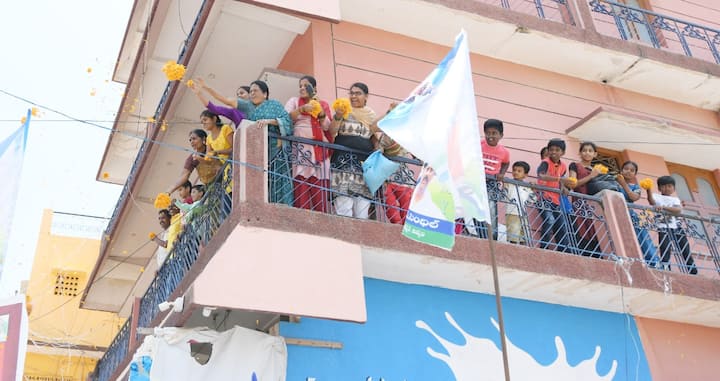 సీఎం జగన్ పై పూలు జ‌ల్లి స్వాగ‌తం ప‌లికిన మ‌హిళ‌లు