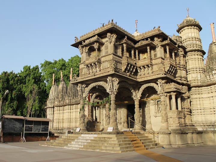 सलात समुदाय ने किलों, महलों से लेकर मंदिरों तक की वास्तुकला की उत्कृष्ट कृतियों का निर्माण किया है. हथींसिंग जैन मंदिर (Hutheesing Jain Temple) के कार्य का श्रेय प्रेमचंद सलात को ही जाता है. यहां बता दें, हथींसिंग जैन मंदिर (Hutheesing Jain Temple) 15वें जैन तीर्थंकर भगवान धर्मनाथ को समर्पित है. Photo- Gujarat Tourism