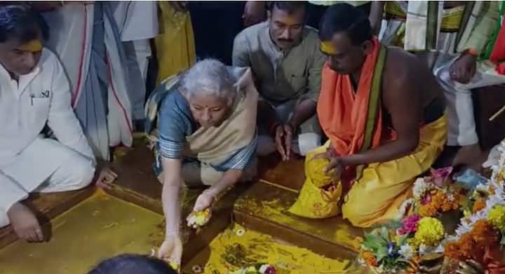 आज सकाळी अखंड महाराष्ट्राचे कुलदैवत असलेल्या जेजुरीच्या खंडेरायाचं निर्मला सीतारमण यांनी दर्शन घेतलं.