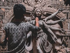 వ్యభిచారులు ఇచ్చే మట్టితోనే అమ్మవారి విగ్రహాల తయారి, ఎందుకంటే..