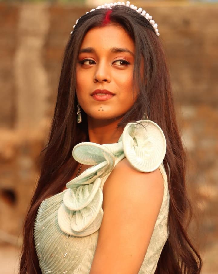 इसे शेयर करते हुए सुंबुल तौकीर ने फैंस के लिए सस्पेंस बनाते हुए कैप्शन में लिखा है, “किस चीज के लिए शूटिंग हो रही?” फैंस ये जानने के लिए एक्साइटेड हैं कि, वह किस नए शो में आने वाली हैं.