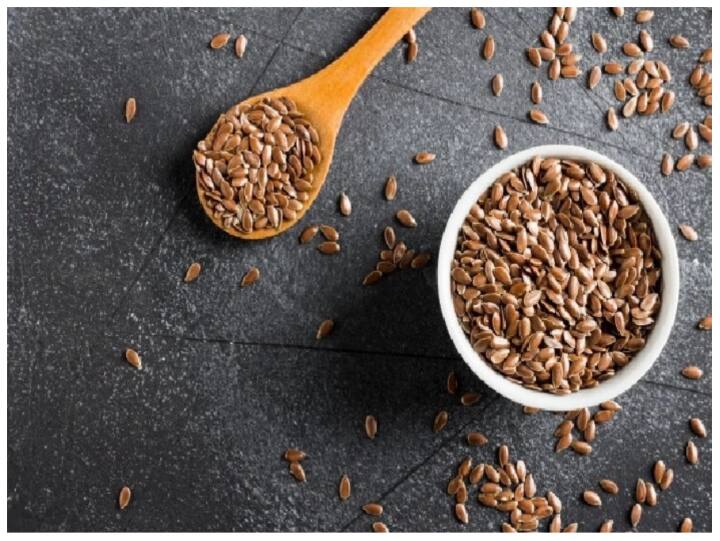 ओमेगा-3 फैटी एसिड की कमी पूरी करने के लिए आप अलसी का सेवन जरूर करें. अलसी के बीज खाने से शरीर को विटामिन ई और मैग्नीशियम मिलता है.