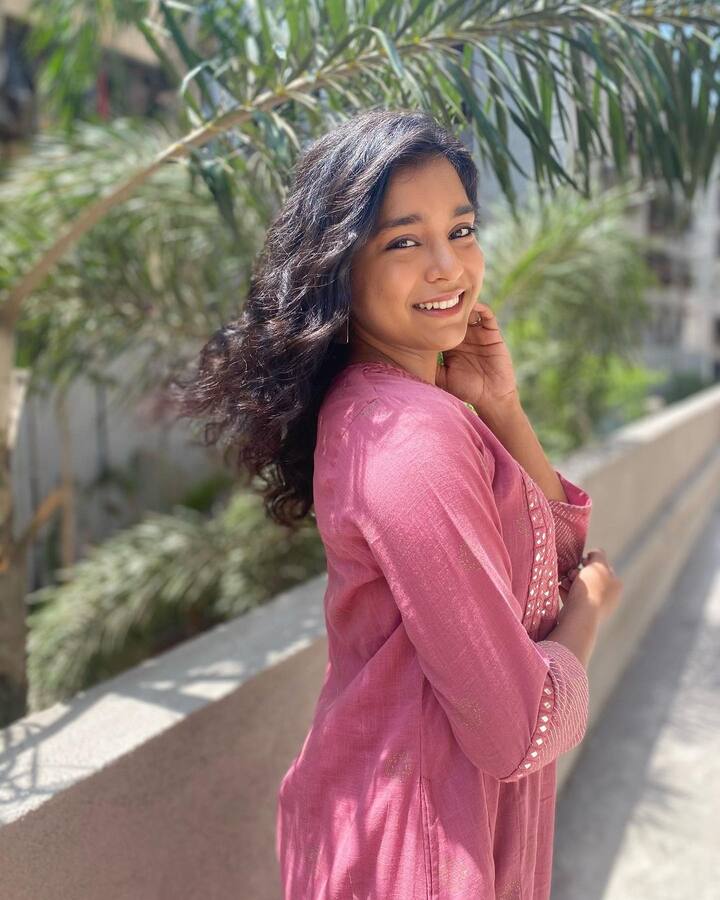 बीते दिनों सुंबुल तौकीर को-एक्टर फहमान खान के साथ म्यूजिक वीडियो ‘इश्क हो गया’ पर रोमांस करती हुई नजर आई थीं.