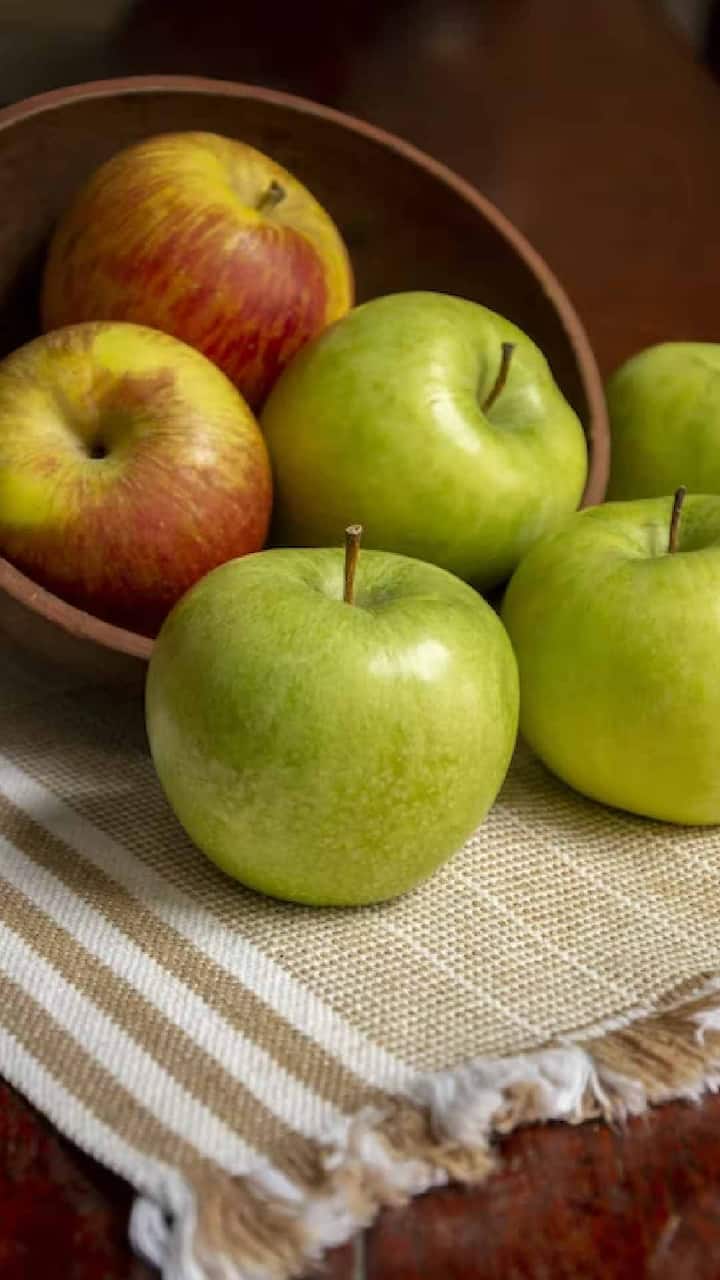 सफरचंद आरोग्यासाठी फायदेशीर मानले जातात. साधारण ऑक्टोबर महिन्यात बाजारात सफरचंद जास्त प्रमाणात दिसू लागतात.