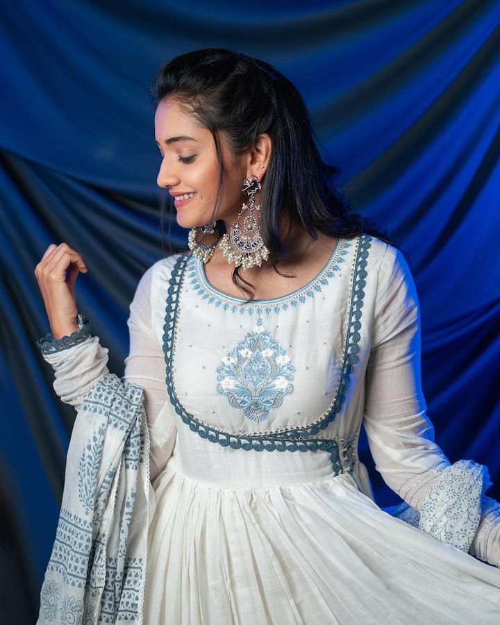 अलिकडेच हृता ‘अनन्या’ हा चित्रपटातून प्रेक्षकांच्या भेटीला आली आहे.