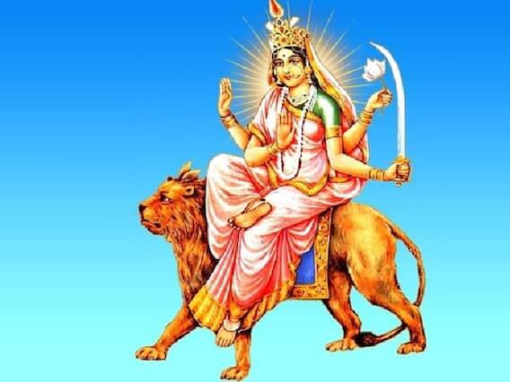 શંખ - વરુણ દેવ દ્વારા દેવી દુર્ગાને આપવામાં આવેલા શંખના અવાજથી દાનવો અને રાક્ષસો બેહોશ થઈ ગયા. જ્યારે દેવી દુર્ગા યુદ્ધના મેદાનમાં શંખ ફૂંકે છે, ત્યારે ત્રણેય લોક કંપી ઉઠે છે. શંખના અવાજથી નકારાત્મક ઉર્જા દૂર થાય છે.