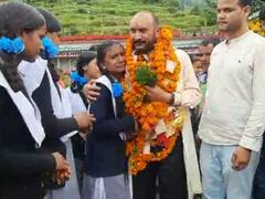 जोशीमठ में टीचर के तबादले के बाद बच्चे हुए भावुक, ग्रामीणों ने भी दी जोरदार विदाई