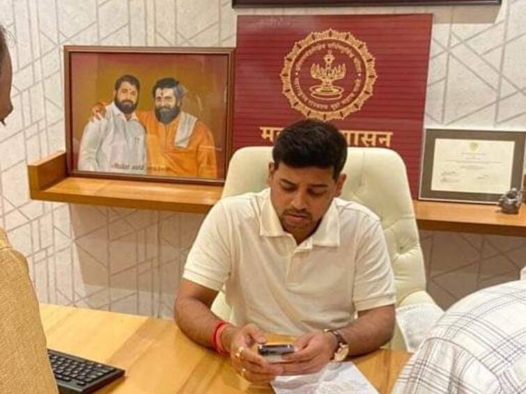 Photo of Eknath Shinde son sitting on CM chair goes viral He explains தந்தையின் முதல்வர் நாற்காலியில் அமர்ந்த ஏக்நாத் ஷிண்டேவின் மகன்… வைரலான புகைப்படம்! எதிர்க்கட்சியினர் விமர்சனம்!