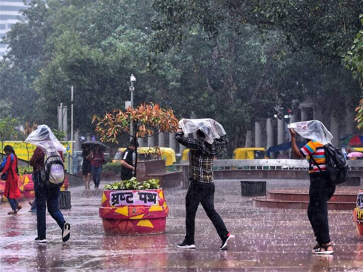 Delhi NCR Weather Updates IMD Issued Yellow Alert for Heavy Rain in Delhi Noida Gurugram Delhi-NCR Weather Updates: दिल्ली-एनसीआर में 2 दिन में ही पूरी हो गई 49 फीसदी बारिश की कमी, आज फिर से येलो अलर्ट जारी