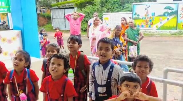 स्कूल बस पकड़ने के लिए आने वाले बच्चों को शिक्षालय में अक्षरों की पहचान कराया जाता है. युवा पार्षद की तरकीब से खेल-खेल में बच्चे बुनियादी शिक्षा ग्रहण कर रहे हैं. पार्षद के बेमिसाल पहल की बच्चों के अभिभावक सराहना कर रहे हैं.