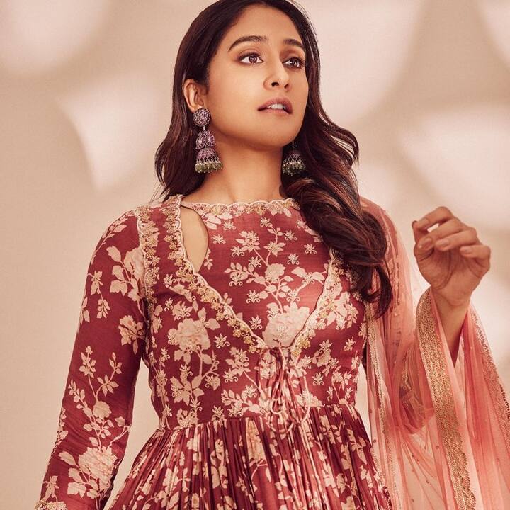 ఇదిలా ఉండగా.. తాజాగా ఈ బ్యూటీ షేర్ చేసిన ఫొటోలు వైరల్ అవుతున్నాయి. (Photo Courtesy: Regina Instagram)