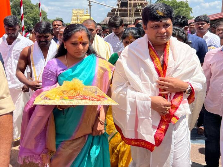 Srisailam mlc kavitha visited Bhramarambika mallikarjuna temple unveiled bathukamma poster DNN Mlc Kavitha :  దేశవిదేశాల్లో బతుకమ్మ వేడుకలు, పోస్టర్ ఆవిష్కరించిన ఎమ్మెల్సీ కవిత