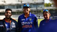 শেষ আন্তর্জাতিক ম্যাচে মাঠে নামলেন ঝুলন, কেঁদে ভাসালেন আবেগতাড়িত হরমনপ্রীত