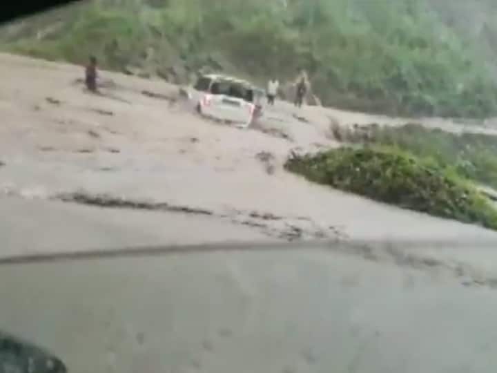 Aurnachal Pradesh A Scorpio Car Washed Away To Flash Floods At Lower Subansiri District Video: अरुणाचल प्रदेश के सुबनसिरी जिले में आई बाढ़ में स्कॉर्पियो बही, ड्राइवर ने कूद कर बचाई जान