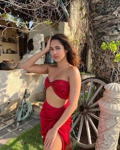 Pashmina Roshan Pics: ऑफ शोल्डर ड्रेस में ऋतिक रोशन की कजिन पश्मीना रोशन ने लगाई आग, तस्वीरें देख उड़ जाएंगे होश