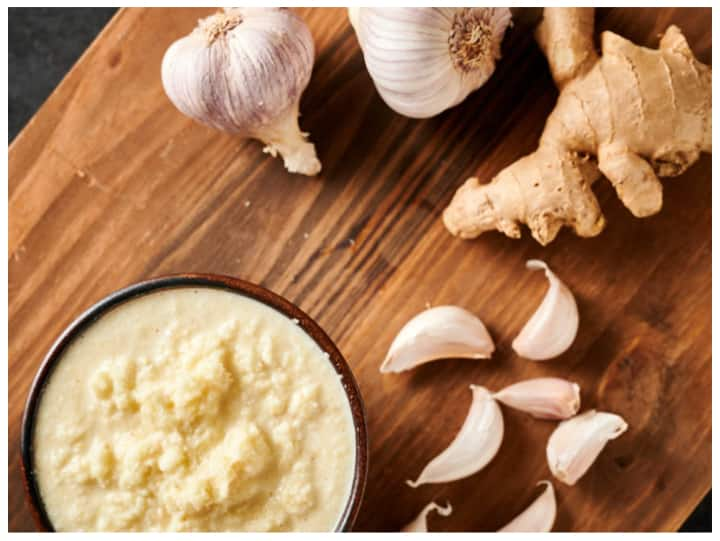 Ginger Garlic Diet: जुकाम और खांसी से बचना है तो डाइट में अदरक लहसुन का ज्यादा इस्तेमाल करें. इससे गले की खराश और कई तरह के इंफेक्शन दूर हो जाते हैं. जानिए कैसे इन चीजों को डेली डाइट में शामिल करें.