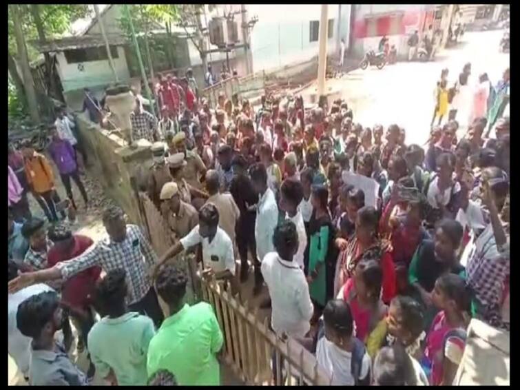 Tiruvarur: kodavasal goverment college students protest TNN திருவாரூர்: அரசு கலைக் கல்லூரிக்கு நிரந்தர இடம் கோரி மாணவர்கள் வட்டாட்சியர் அலுவலகத்தை முற்றுகையிட்டு போராட்டம்