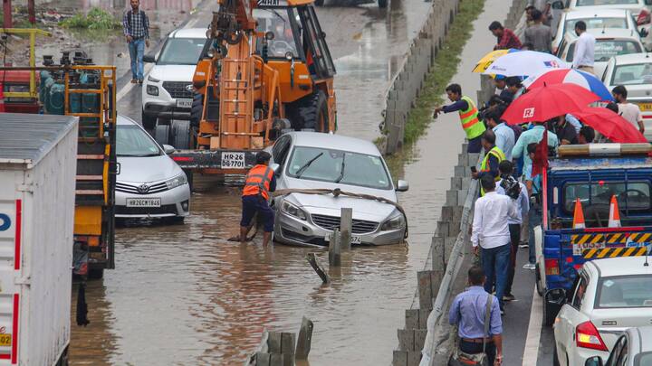 Waterlogging And Traffic:টানা তিন দিন বৃষ্টিতে জলমগ্ন দিল্লি ও রাজধানী সংলগ্ন এলাকা। শুক্রবার এরকমই আকাশ ছিল গুরুগ্রামে। তুমুল বৃষ্টিতে ধস নামে সিমলায়। তাতেই দেখা দেয় যানজট।