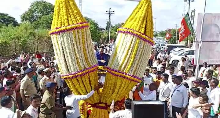 क्रेनच्या साहाय्याने फुलांचा हार घालून निर्मला सीतारमण यांच्यावर पुष्पवृष्टी करण्यात आली.