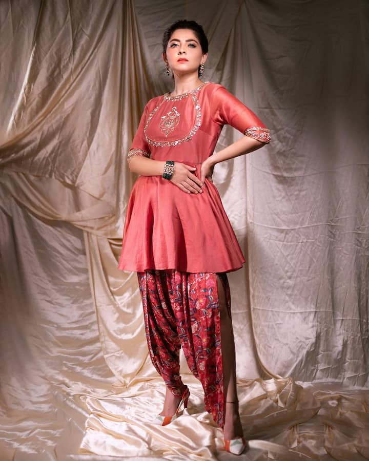 सोनाली कुलकर्णी आपले क्लासी आणि हटके फोटो ती नेहमीच चाहत्यांसोबत शेअर करत असते.
