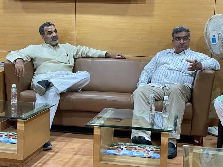 Jaipur Rajasthan Lalchand Kataria met Union Minister Sanjeev Balyan lumpy virus skin disease ANN Lumpy Virus: राजस्थान में बेमौत मर रहे गौवंश, पशुपालन मंत्री ने केंद्रीय मंत्री को बताए प्रदेश के हालात