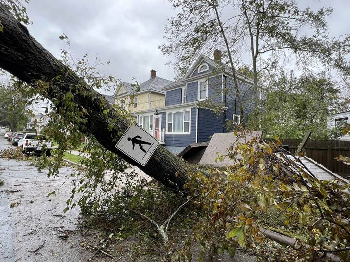 Hurricane Fiona powerful storm hit canada so many trees uprooted power cut in 5 lakh houses Storm Fiona: तूफान फिओना ने कनाडा में मचाई तबाही, आंधी-तूफान-बारिश से 5 लाख से ज्यादा घरों में बिजली गुल