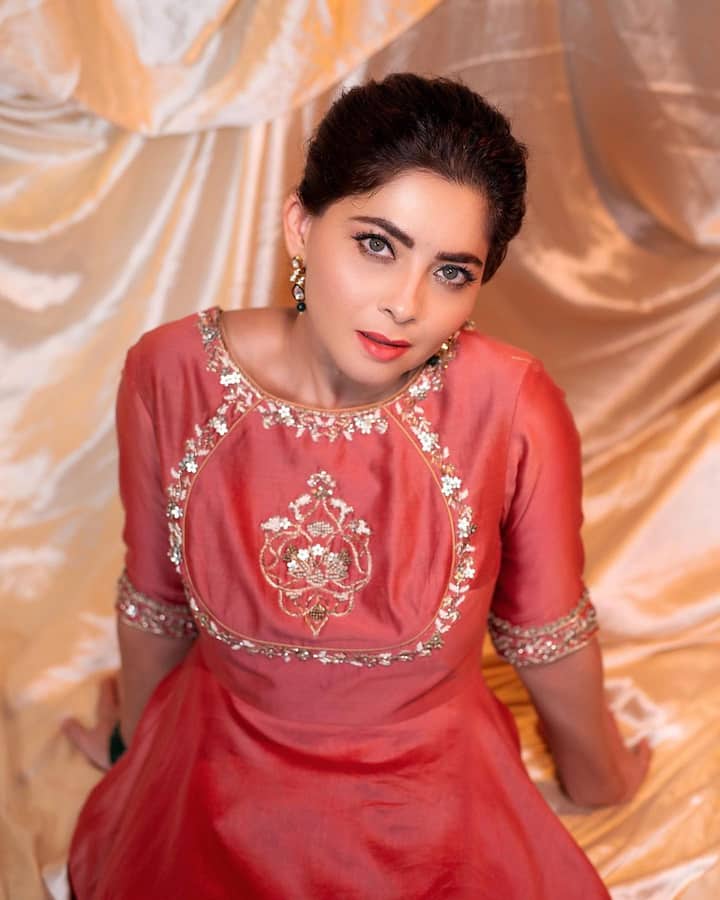 सोनाली कुलकर्णी ही अभिनेत्री नृत्यांगना म्हणून जरी सिनेसृष्टीत आली असली तरी हळूहळू तिने तिची इमेज बदलून वेगवेगळ्या विषयांवर बेतलेले चित्रपट दिले.