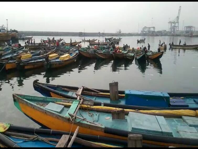 Visakhapatnam container terminal fishermen protests for compensation DNN Visakha News : విశాఖ కంటైనర్ టెర్మినల్ వద్ద ఉద్రిక్తత, సముద్రంలో షిప్ లను అడ్డుకుంటున్న మత్స్యకారులు