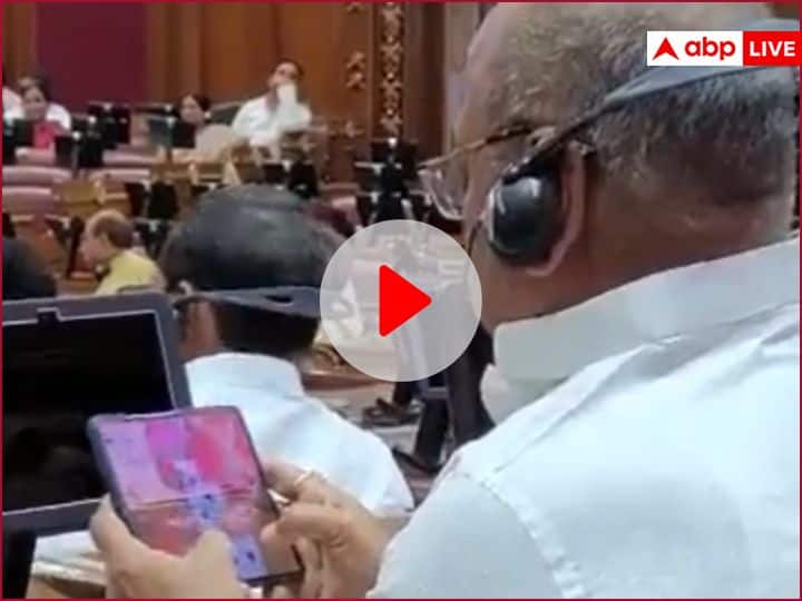 SP Chief Akhilesh Yadav Attack on BJP MLA Playing Cards in the assembly session Watch: 'विधानसभा में BJP विधायक खेल रहे ताश, प्रदेश का हो रहा नाश', अखिलेश यादव ने ट्वीट किया वीडियो