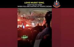 Viral Video: ਟ੍ਰੈਫਿਕ 'ਚ ਫਸਿਆ ਕੈਬ ਡਰਾਈਵਰ ਗਾ ਰਿਹਾ ਸੀ 'ਛੁਪ ਗਏ ਸਾਰੇ ਨਜ਼ਾਰੇ', ਦਿੱਲੀ ਪੁਲਿਸ ਨੇ ਵੀਡੀਓ ਸ਼ੇਅਰ ਕਰਕੇ ਕਹੀ ਇਹ ਗੱਲ