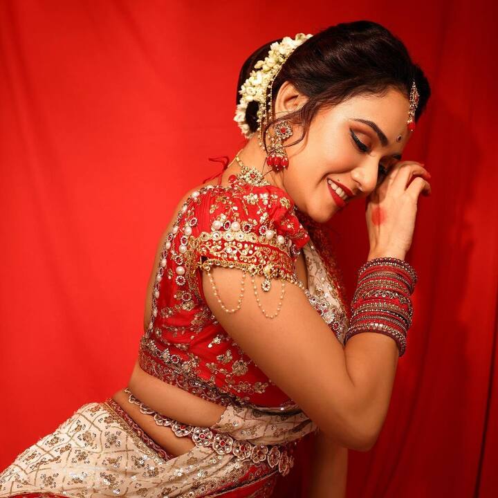 मराठी चित्रपटसृष्टीतील प्रसिद्ध अभिनेत्री अमृता खानविलकर ही सध्या 'झलक दिखला जा' या कार्यक्रमातून प्रेक्षकांच्या भेटीस येत आहे.   (Amruta Khanvilkar/instagram)