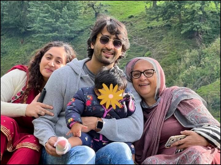 Shaheer Sheikh With Family: टीवी अभिनेता शहीर शेख (Shaheer Sheikh) ने कुछ तस्वीरें शेयर की हैं, जिनमें वो अपने पूरे परिवार के साथ छुट्टियों का मज़ा लेते दिख रहे हैं.