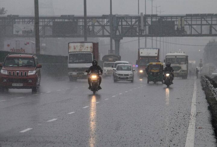 টানা তিন দিন বৃষ্টিতে জলমগ্ন দিল্লি ও রাজধানী সংলগ্ন এলাকা। শুক্রবার এরকমই আকাশ ছিল গুরুগ্রামে। (সব ছবি পিটিআই)