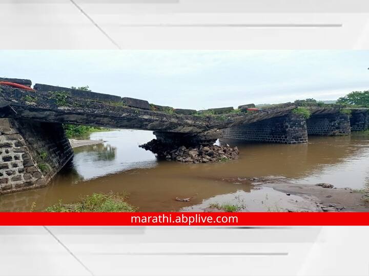 Aurangabad: नागद ते कन्नड- गौताळा अभयारण्य रस्त्यावरील गडदगड नदीवरील पूल ढासळल्याने या रस्त्यावरील वाहतूक ठप्प झाली आहे.