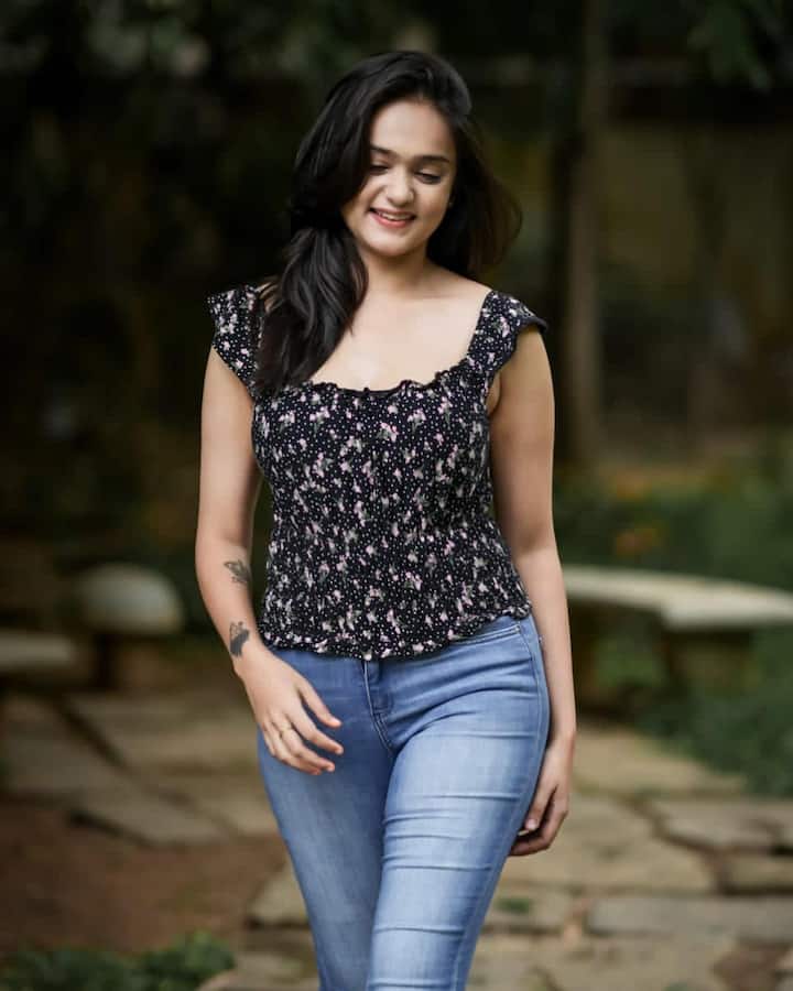 సీరియల్ నటి శ్రీ సత్య మొన్నటి పెద్దగా ఎవరికీ తెలియదు. కానీ ఇప్పుడు బిగ్ బాస్ హౌస్‌లోకి వచ్చాక ఆమెకు ఫ్యాన్స్ ఎక్కువైపోయారు. -Image credit: Sri Sathya/Instagram